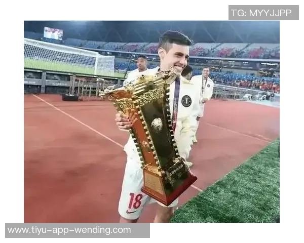 前外援奇塔迪尼今日重返海港俱乐部探望昔日教练和队友情谊依旧